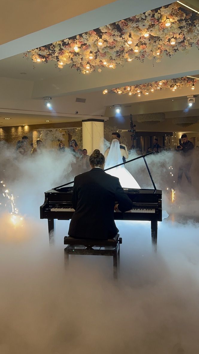 Arian M&uuml;ller accompanying a first dance amid stage smoke